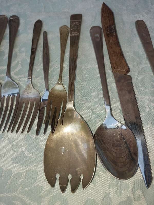 A COLLECTION OF SILVER PLATED AND STAINLESS STEEL CUTLERY