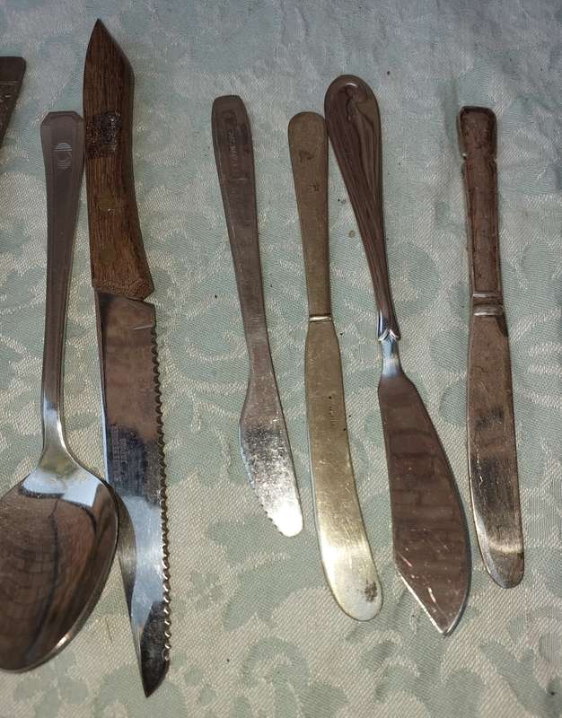 A COLLECTION OF SILVER PLATED AND STAINLESS STEEL CUTLERY