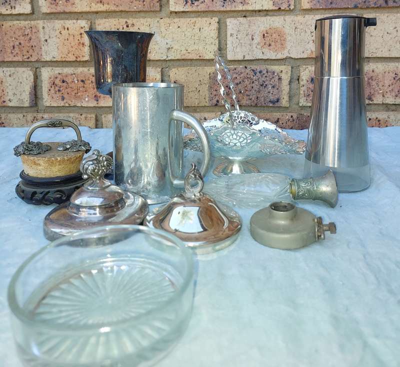 A MIXED COLLECTION OF KITCHENALIA SOLD AS IS