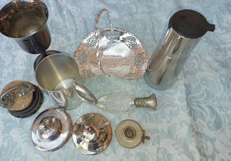A MIXED COLLECTION OF KITCHENALIA SOLD AS IS