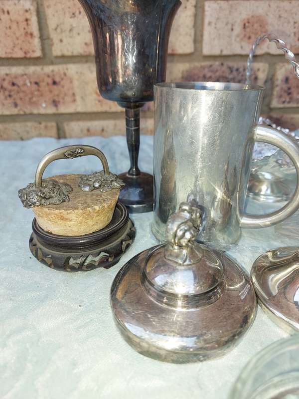 A MIXED COLLECTION OF KITCHENALIA SOLD AS IS