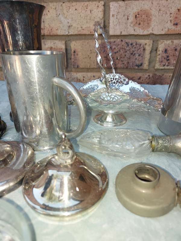 A MIXED COLLECTION OF KITCHENALIA SOLD AS IS