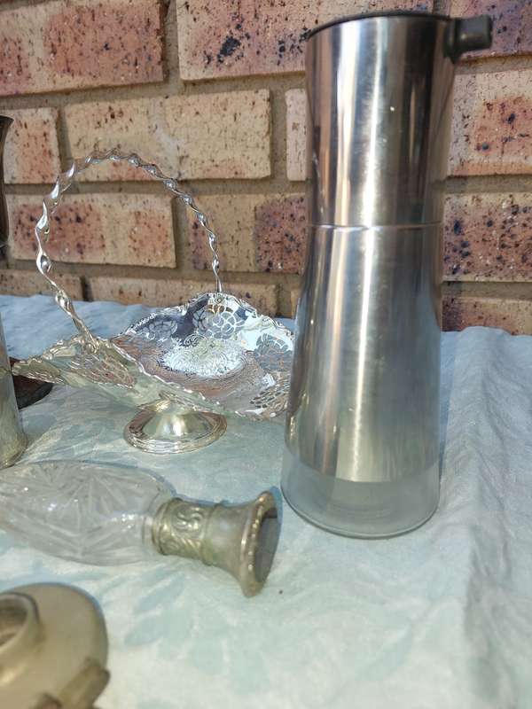 A MIXED COLLECTION OF KITCHENALIA SOLD AS IS