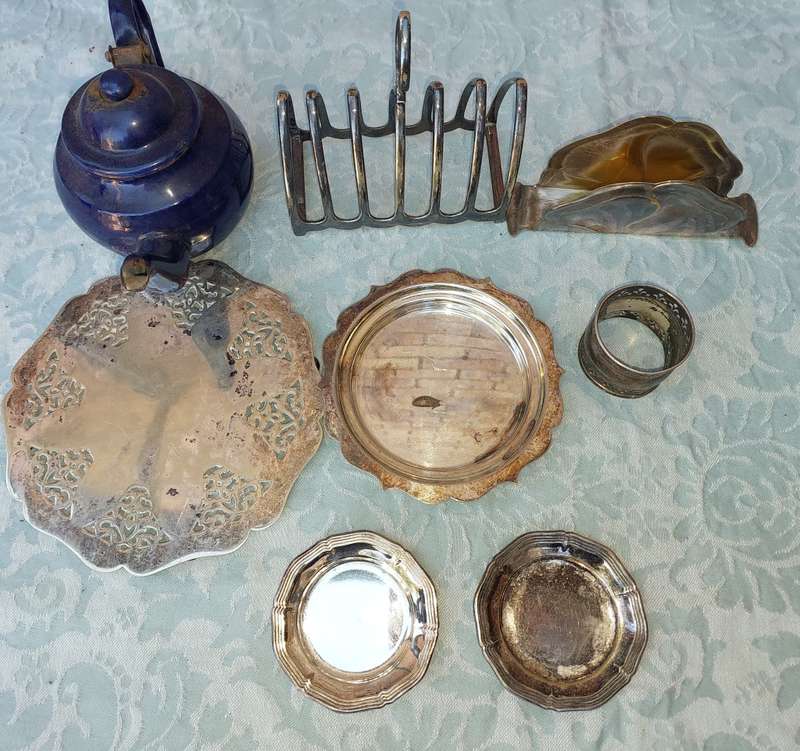 A MIXED COLLECTION OF VINTAGE UTENSILS KITCHENALIA SOLD AS IS