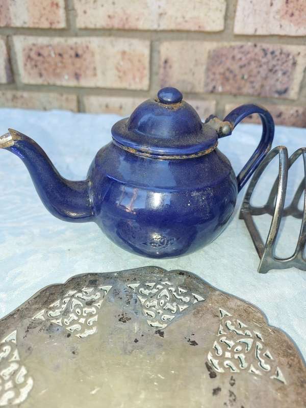 A MIXED COLLECTION OF VINTAGE UTENSILS KITCHENALIA SOLD AS IS