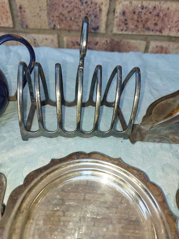 A MIXED COLLECTION OF VINTAGE UTENSILS KITCHENALIA SOLD AS IS