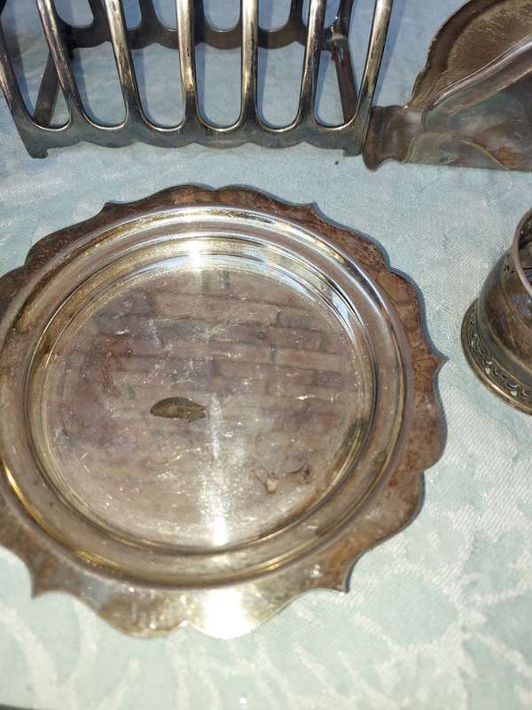 A MIXED COLLECTION OF VINTAGE UTENSILS KITCHENALIA SOLD AS IS