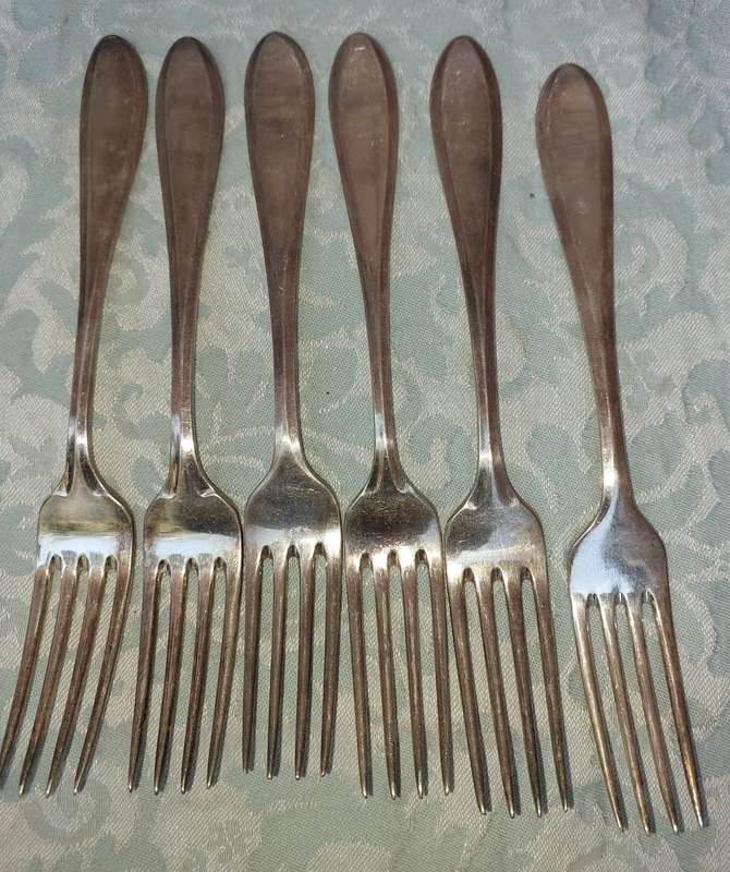 A VINTAGE SET OF 6 DINNER FORKS 21 CENTIMETERS