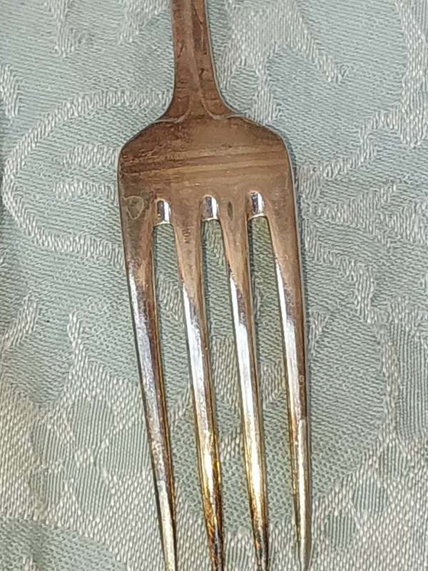 A VINTAGE SET OF 6 DINNER FORKS 21 CENTIMETERS