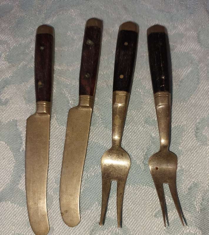 A SET OF FOUR BRASS AND WOOD KNIVES AND FORKS