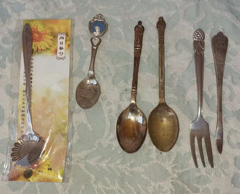 A COLLECTION OF VINTAGE CUTLERY SOLD AS IS