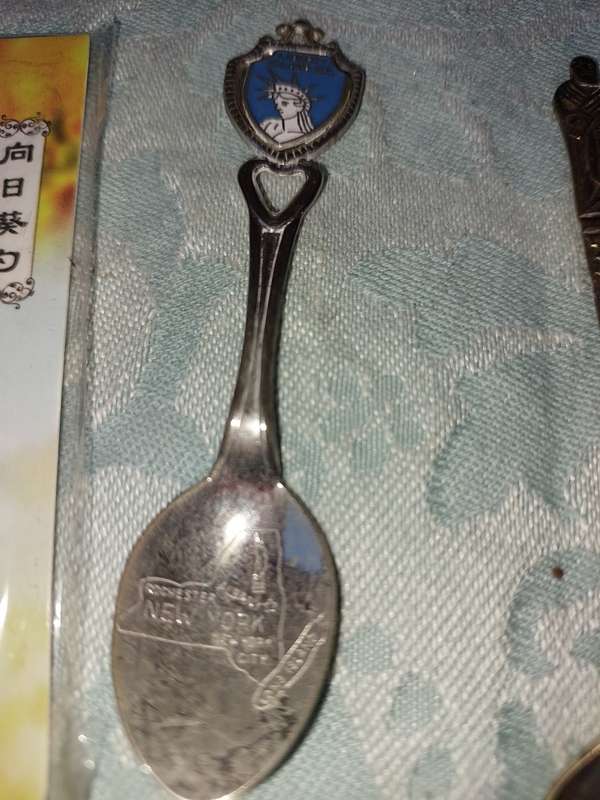 A COLLECTION OF VINTAGE CUTLERY SOLD AS IS