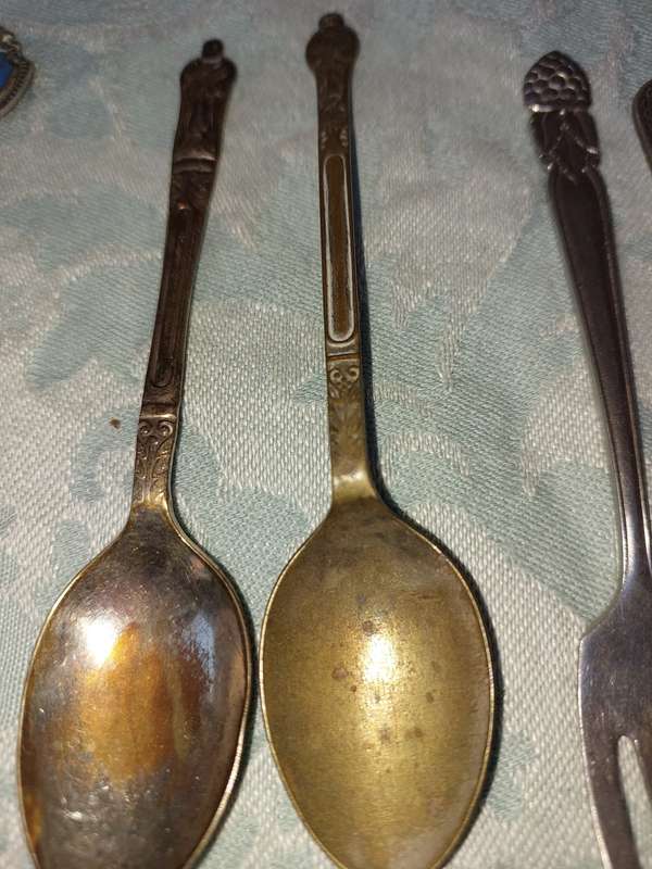 A COLLECTION OF VINTAGE CUTLERY SOLD AS IS