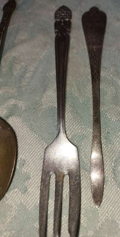 A COLLECTION OF VINTAGE CUTLERY SOLD AS IS