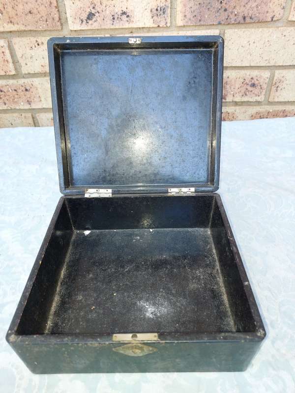A JEWELRY BOX WITH A JAPANESE GARDEN THEME PERSPEX