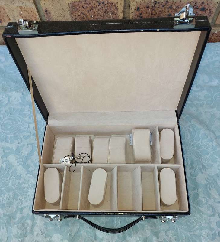 A NEAT BLACK LEATHER BOUND JEWELRY BOX