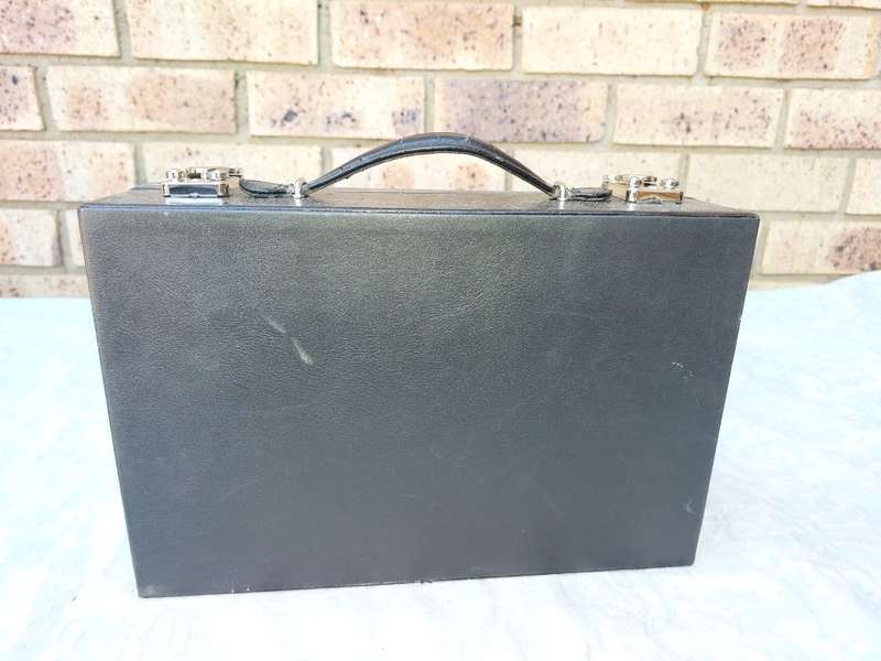 A NEAT BLACK LEATHER BOUND JEWELRY BOX