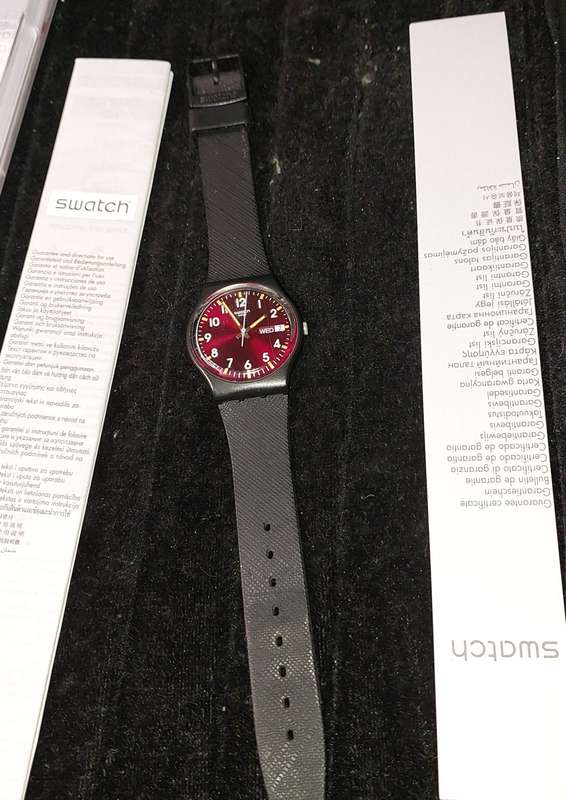 A VINTAGE SWATCH WATCH WITH ITS PAPERWORK AND ORIGINAL BOX SOLD AS IS NOT TESTED
