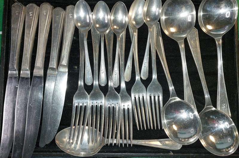 A VINTAGE 21-PIECE INSIGNIA PLATE STAINLESS STEEL CUTLERY COLLECTION