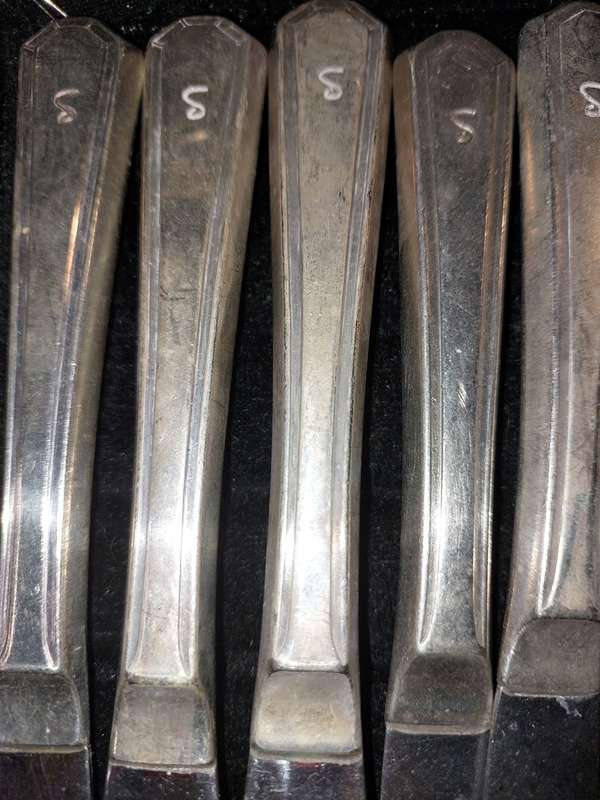 A VINTAGE 21-PIECE INSIGNIA PLATE STAINLESS STEEL CUTLERY COLLECTION