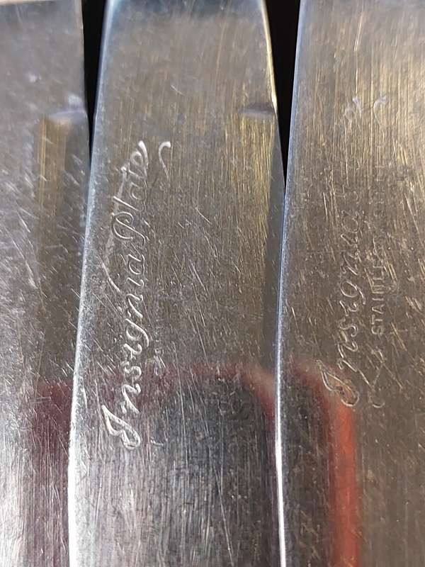 A VINTAGE 21-PIECE INSIGNIA PLATE STAINLESS STEEL CUTLERY COLLECTION