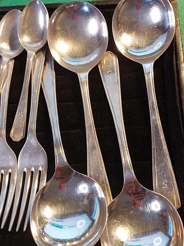 A VINTAGE 21-PIECE INSIGNIA PLATE STAINLESS STEEL CUTLERY COLLECTION