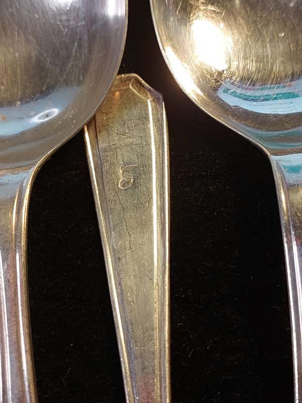 A VINTAGE 21-PIECE INSIGNIA PLATE STAINLESS STEEL CUTLERY COLLECTION