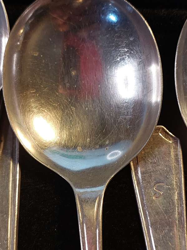 A VINTAGE 21-PIECE INSIGNIA PLATE STAINLESS STEEL CUTLERY COLLECTION