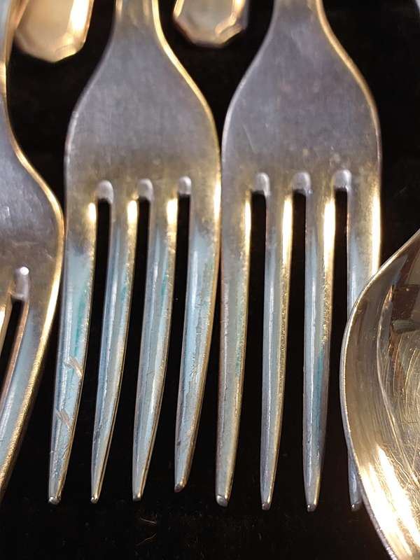 A VINTAGE 21-PIECE INSIGNIA PLATE STAINLESS STEEL CUTLERY COLLECTION