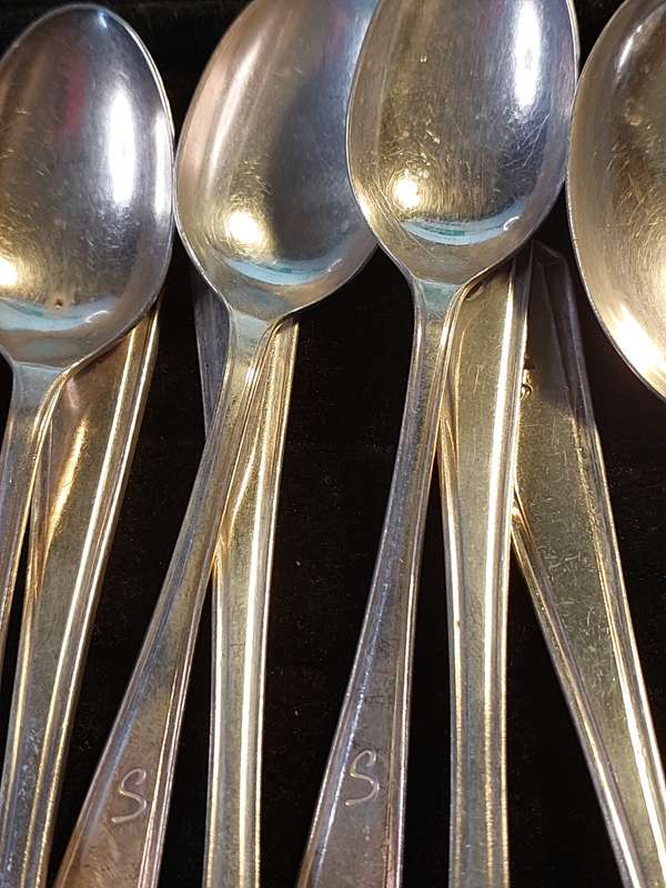A VINTAGE 21-PIECE INSIGNIA PLATE STAINLESS STEEL CUTLERY COLLECTION