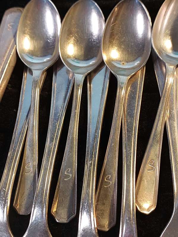 A VINTAGE 21-PIECE INSIGNIA PLATE STAINLESS STEEL CUTLERY COLLECTION