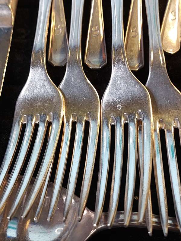 A VINTAGE 21-PIECE INSIGNIA PLATE STAINLESS STEEL CUTLERY COLLECTION