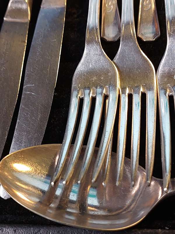 A VINTAGE 21-PIECE INSIGNIA PLATE STAINLESS STEEL CUTLERY COLLECTION