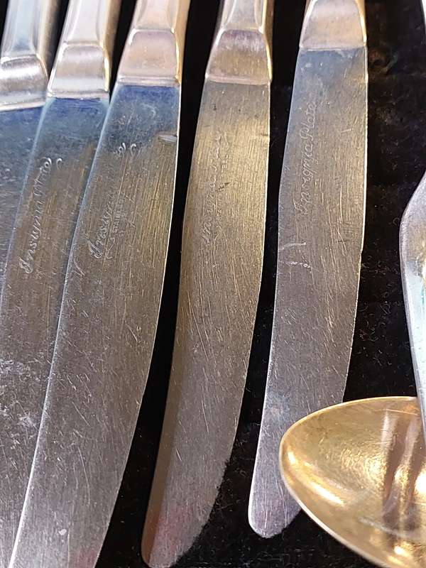 A VINTAGE 21-PIECE INSIGNIA PLATE STAINLESS STEEL CUTLERY COLLECTION