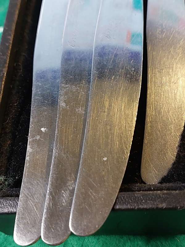 A VINTAGE 21-PIECE INSIGNIA PLATE STAINLESS STEEL CUTLERY COLLECTION