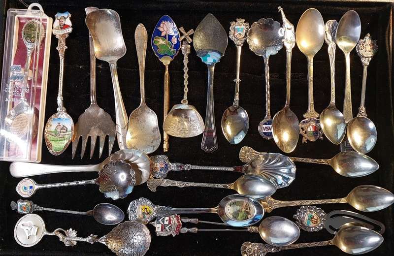 A COLLECTION OF 28 MEMORABILIA SPOONS
