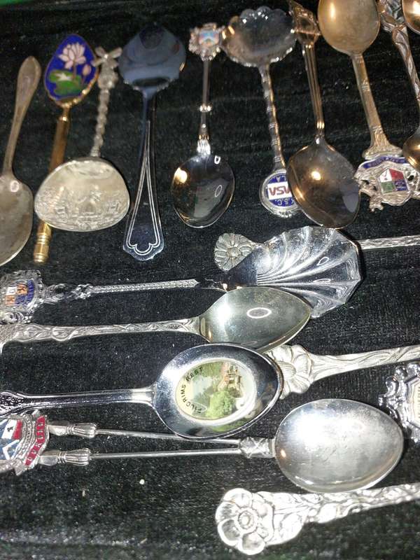 A COLLECTION OF 28 MEMORABILIA SPOONS