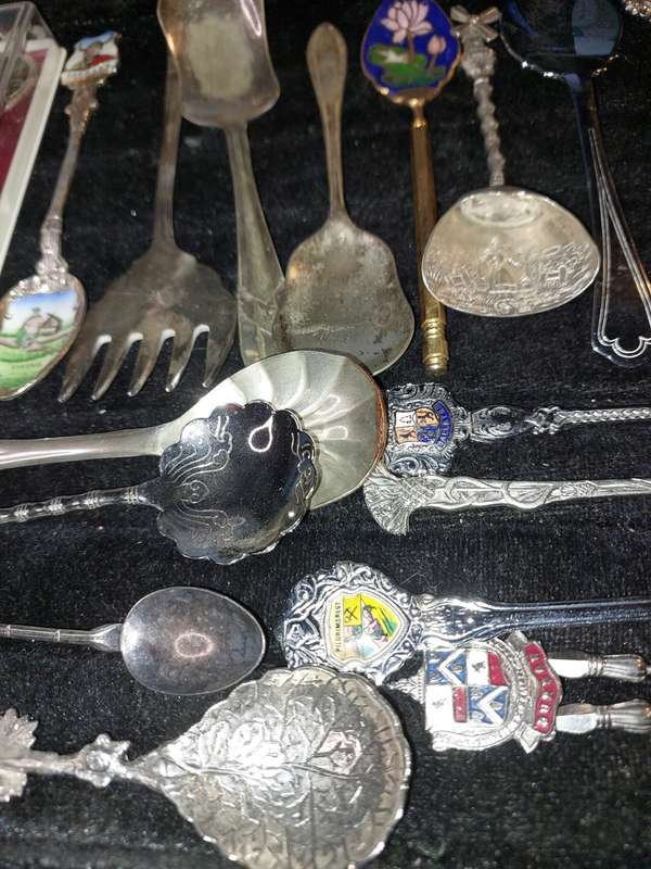 A COLLECTION OF 28 MEMORABILIA SPOONS