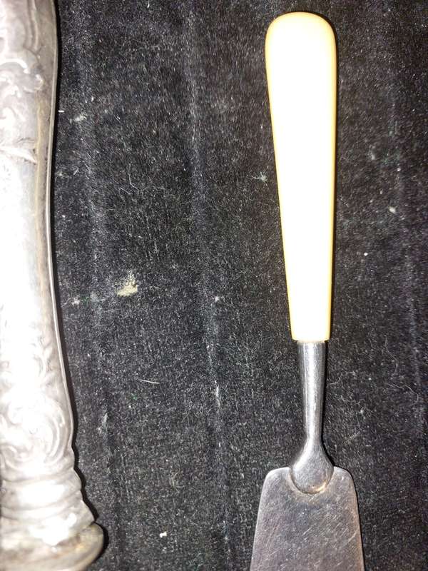 A COLLECTION OF ANTIQUE CUTLERY
