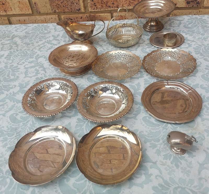 A VINTAGE AND ANTIQUE COLLECTION UTENSILS
