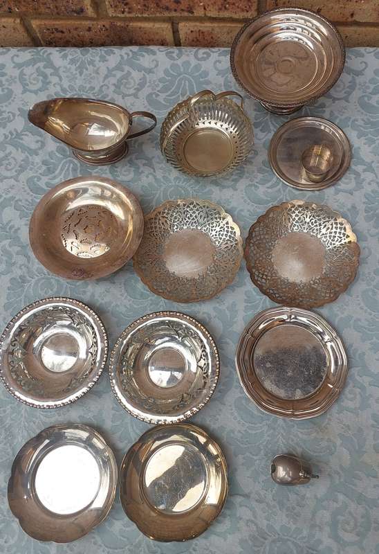A VINTAGE AND ANTIQUE COLLECTION UTENSILS
