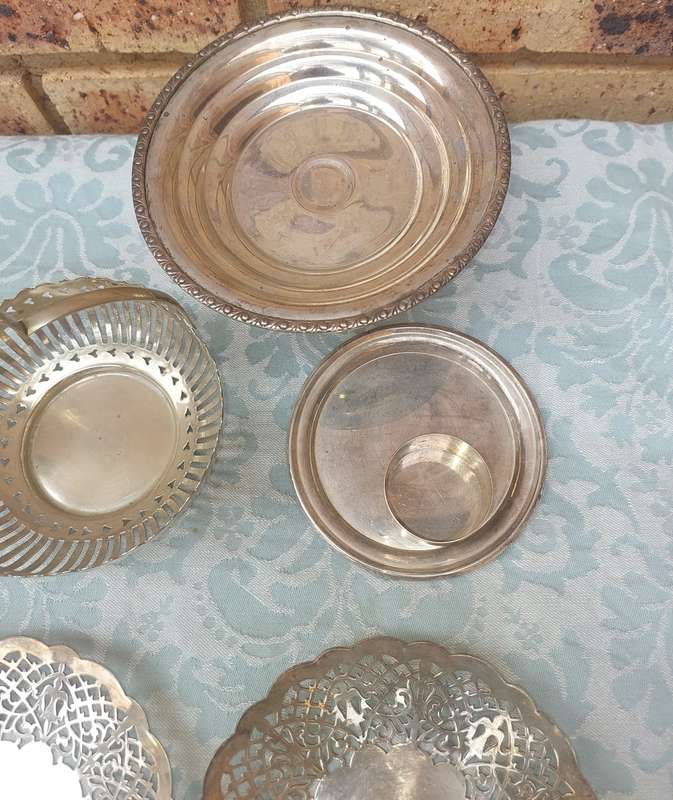 A VINTAGE AND ANTIQUE COLLECTION UTENSILS