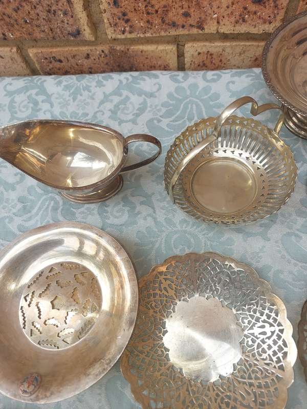 A VINTAGE AND ANTIQUE COLLECTION UTENSILS