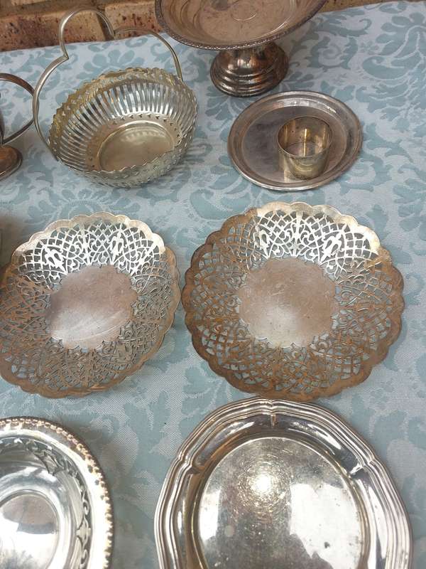 A VINTAGE AND ANTIQUE COLLECTION UTENSILS