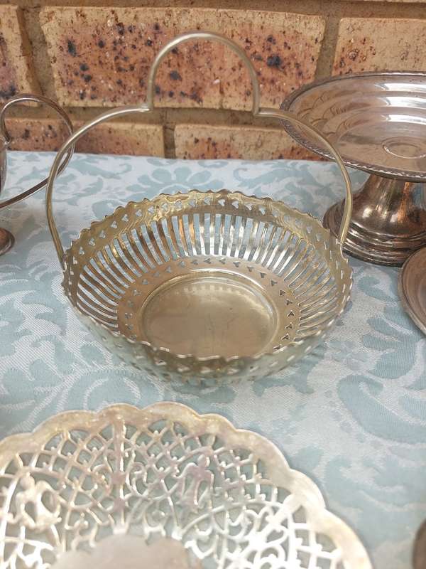 A VINTAGE AND ANTIQUE COLLECTION UTENSILS