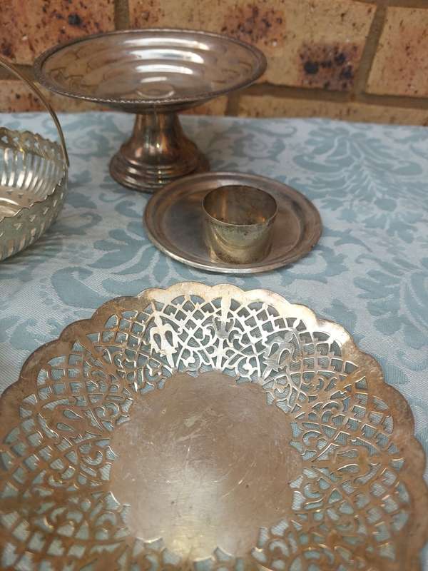 A VINTAGE AND ANTIQUE COLLECTION UTENSILS