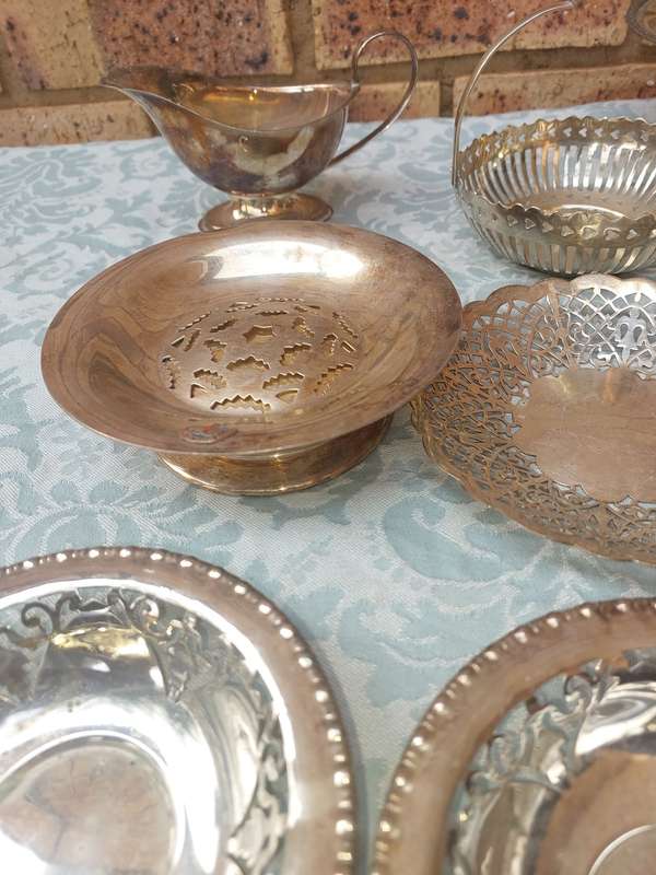 A VINTAGE AND ANTIQUE COLLECTION UTENSILS
