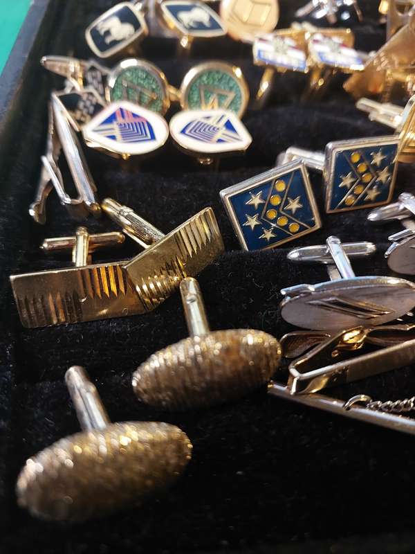 A MASSIVE COLLECTION JOB LOT GENTLEMEN`S CUFFLINKS SOLD AS IS