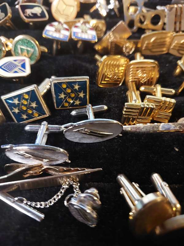 A MASSIVE COLLECTION JOB LOT GENTLEMEN`S CUFFLINKS SOLD AS IS