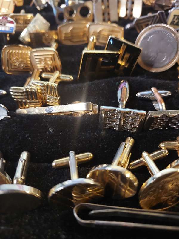 A MASSIVE COLLECTION JOB LOT GENTLEMEN`S CUFFLINKS SOLD AS IS